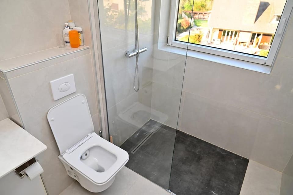 6-Bedroom Home with Pool, Hot Tub, and Sauna Villa in Poissy