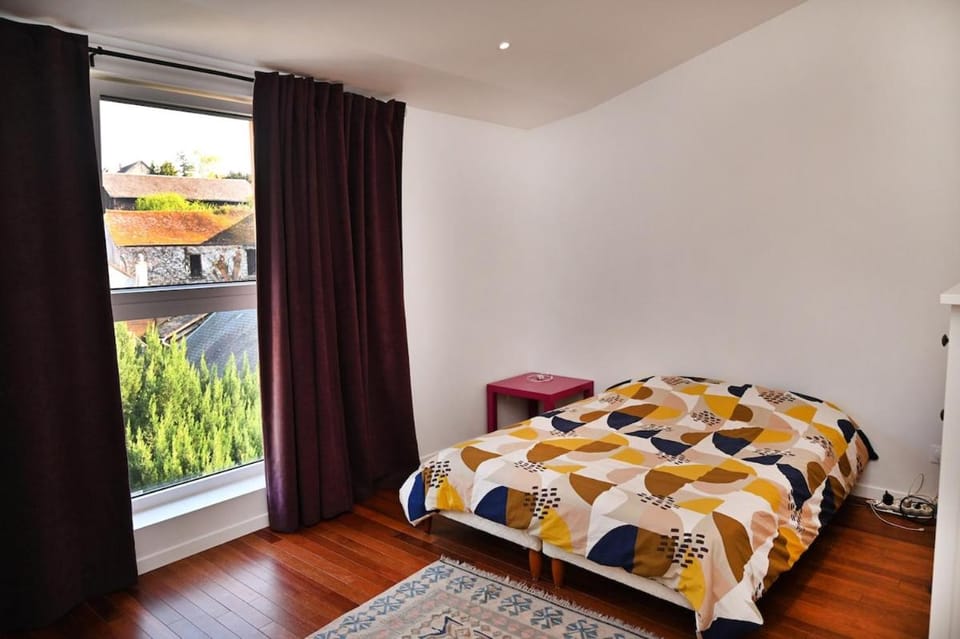 6-Bedroom Home with Pool, Hot Tub, and Sauna Villa in Poissy