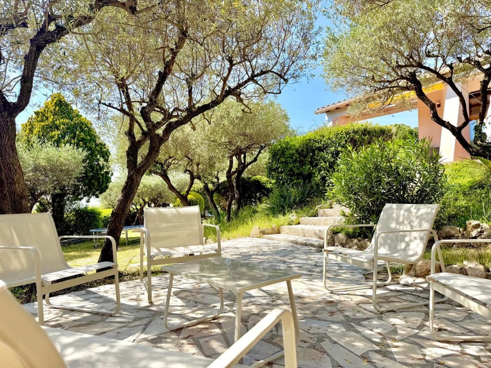 L’Olivaie • Villa 8 pers piscine & jardin Bed and Breakfast in Nimes