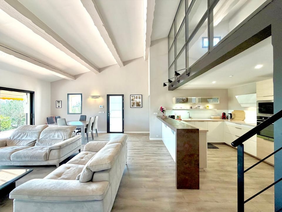 L’Olivaie • Villa 8 pers piscine & jardin Bed and Breakfast in Nimes