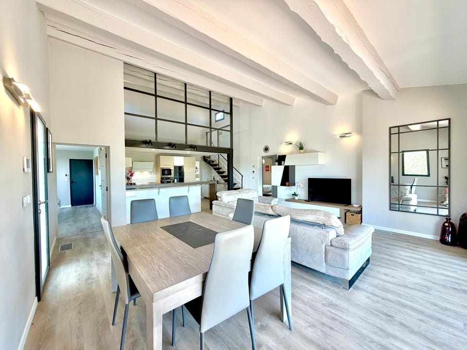 L’Olivaie • Villa 8 pers piscine & jardin Bed and Breakfast in Nimes