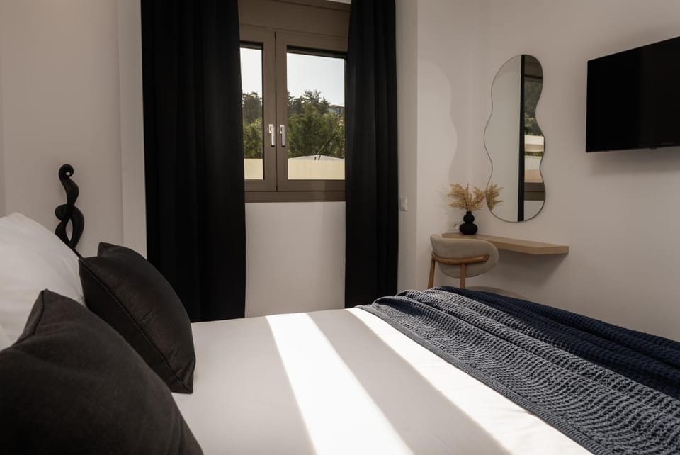 Bed, TV and multimedia, Photo of the whole room, Bedroom