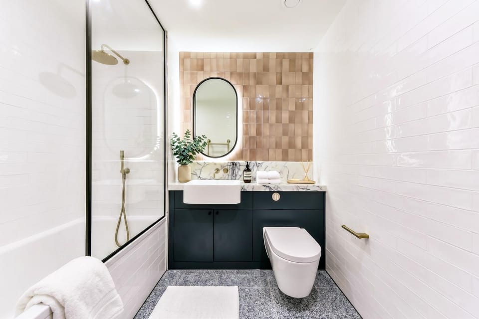 Shower, Toilet, Bathroom, Bath, bidet, towels