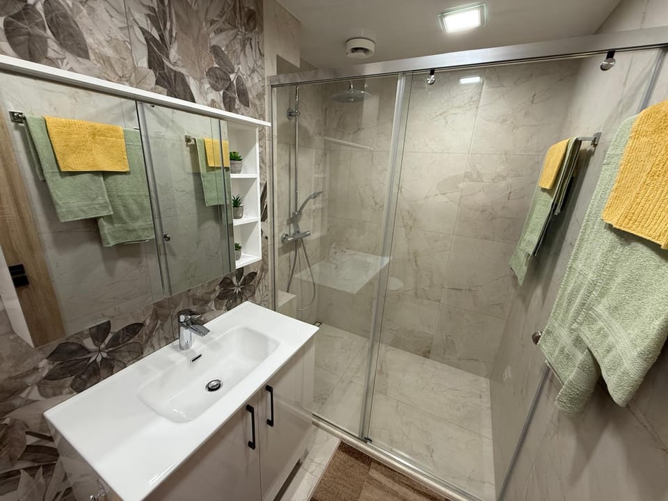 Shower, Bathroom, towels