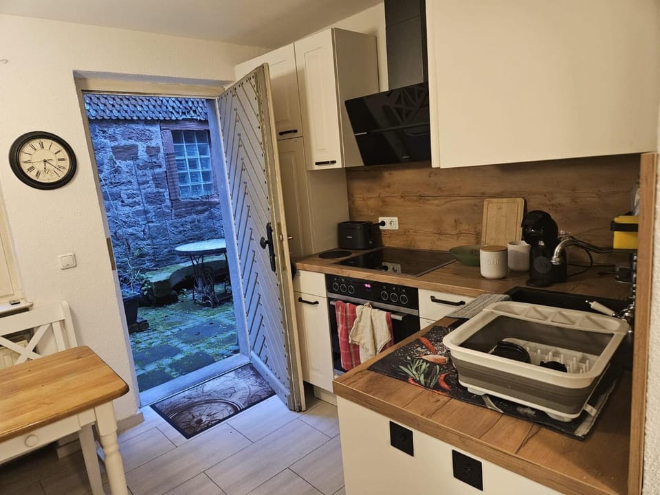 Kitchen or kitchenette, Dining area, oven