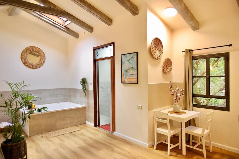 Hot Tub, Dining area