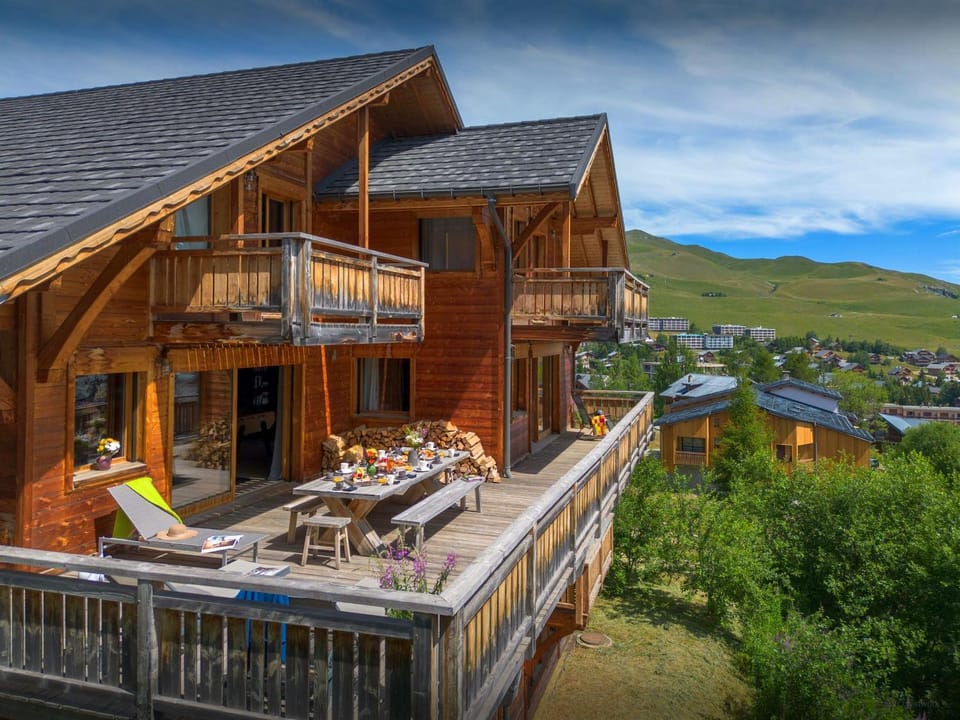 Property building, Day, Natural landscape, Summer, View (from property/room), Balcony/Terrace, Mountain view