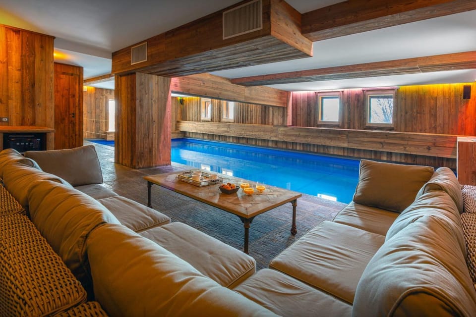 Seating area, Area and facilities, Swimming pool
