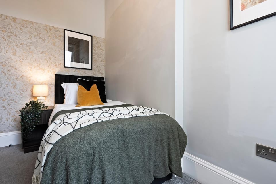 Modern 2 Bedroom Abode - Sea Views - Balcony Apartment in Worthing