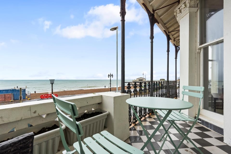 Modern 2 Bedroom Abode - Sea Views - Balcony Apartment in Worthing
