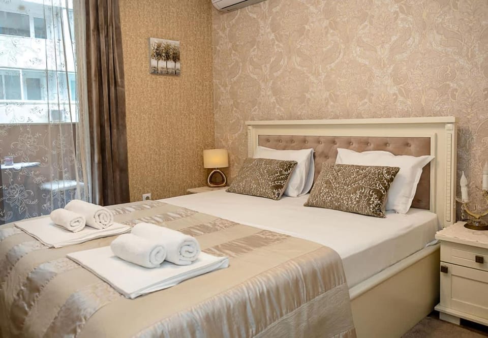 Bed, Bedroom, air conditioner
