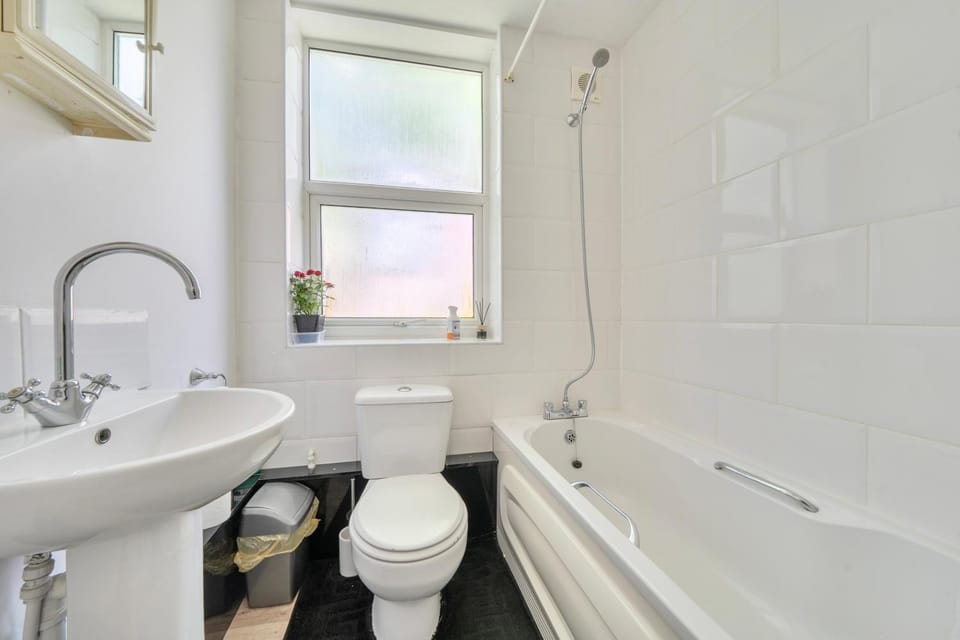 Midlands Apartment Sleeps 7 - Free Parking Wifi Apartment in High Peak District
