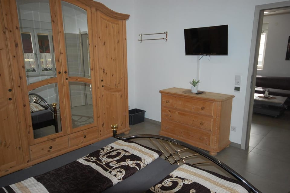 Bed, TV and multimedia, Photo of the whole room, Bedroom