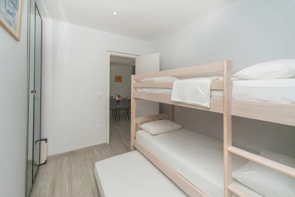 Bedroom, bunk bed