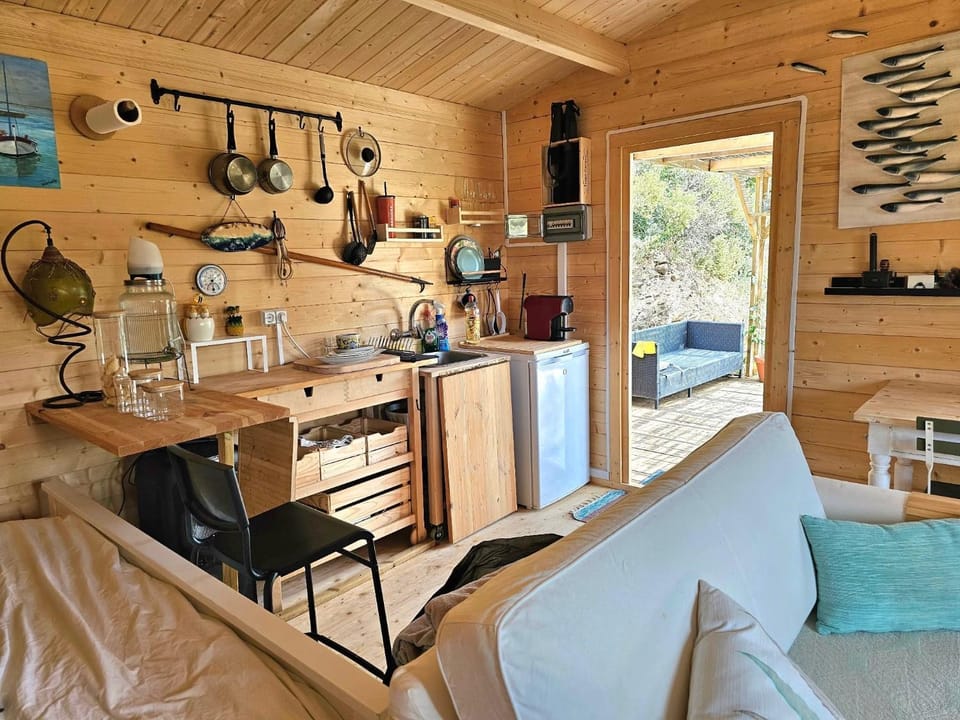 Cabin Sleeps 2 with Enclosed Garden Cabin in Faro District