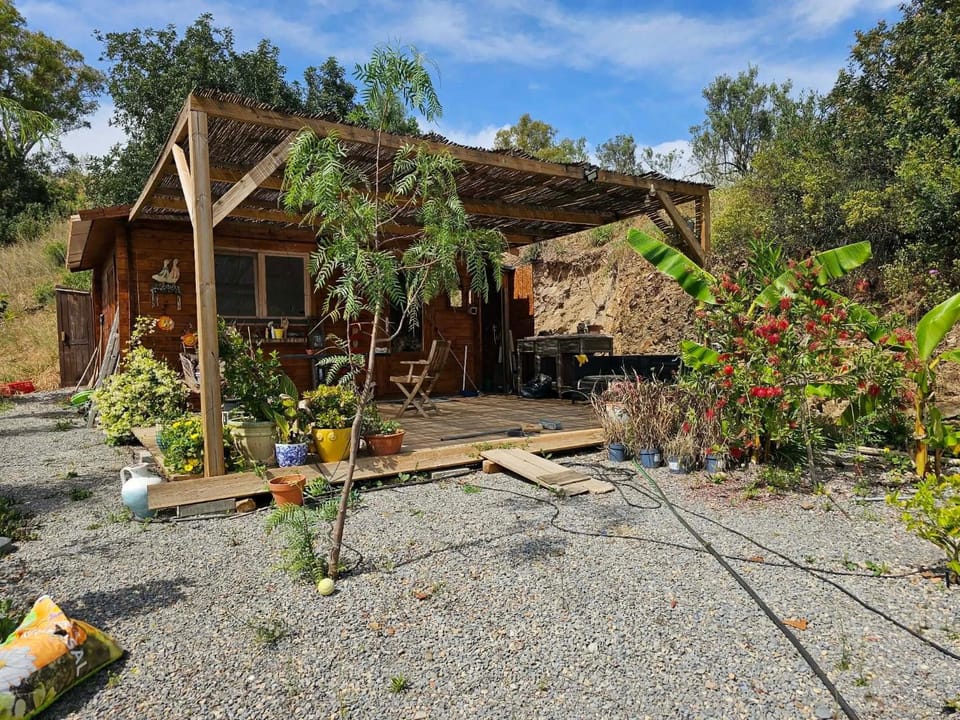Cabin Sleeps 2 with Enclosed Garden Cabin in Faro District