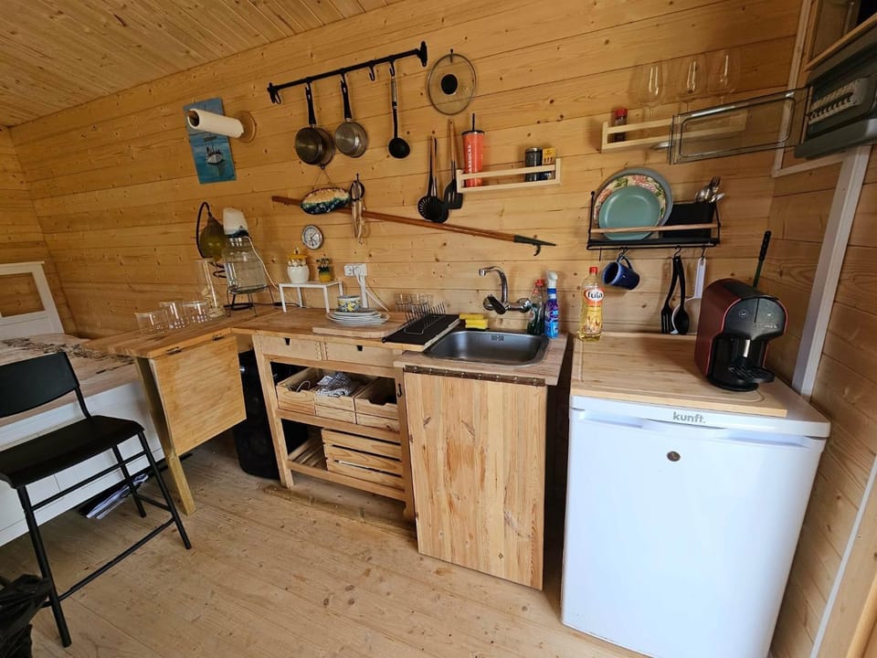 Cabin Sleeps 2 with Enclosed Garden Cabin in Faro District