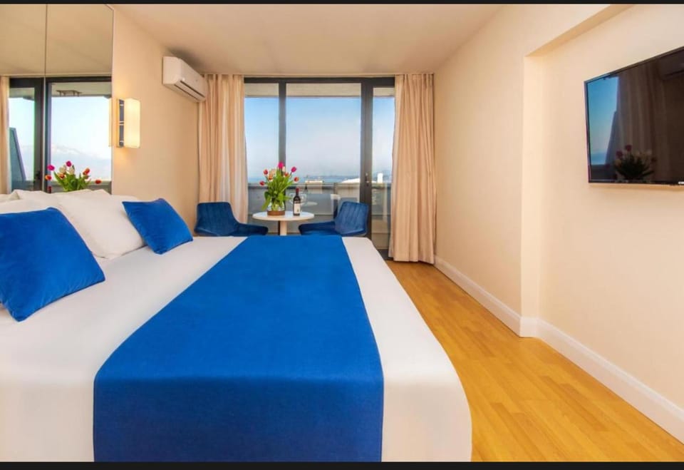 Communal lounge/ TV room, Bed, Natural landscape, TV and multimedia, Living room, Photo of the whole room, Seating area, Evening entertainment, Bedroom