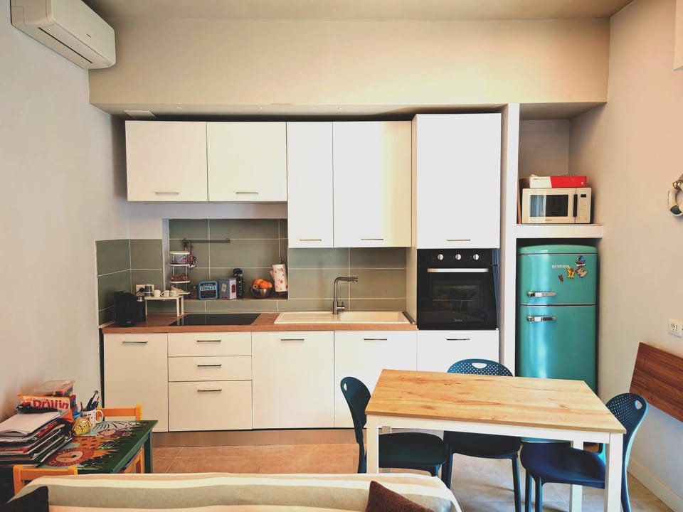 Kitchen or kitchenette, Living room