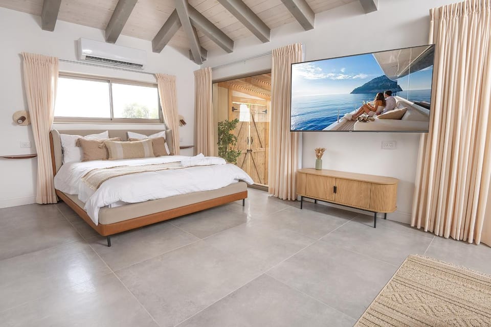 Bed, TV and multimedia, Photo of the whole room, Bedroom