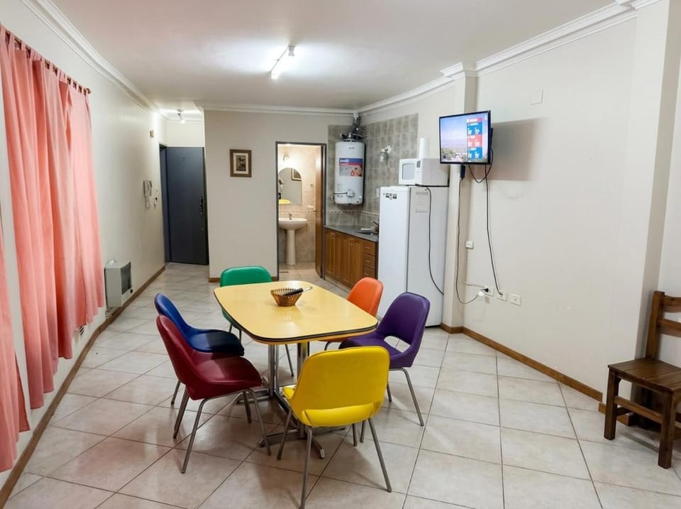 Communal lounge/ TV room, TV and multimedia, Kitchen or kitchenette, Living room, Seating area, Dining area, Evening entertainment, minibar, oven
