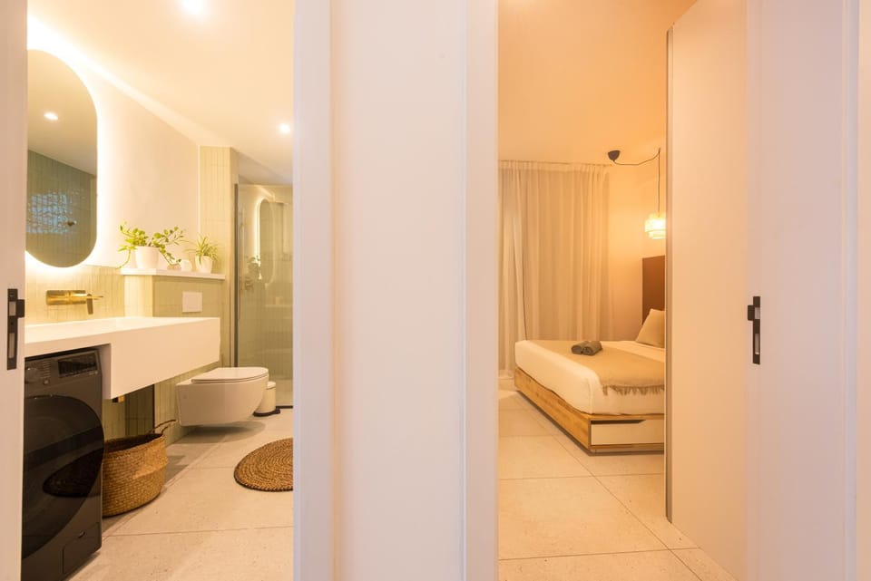 Toilet, towels
