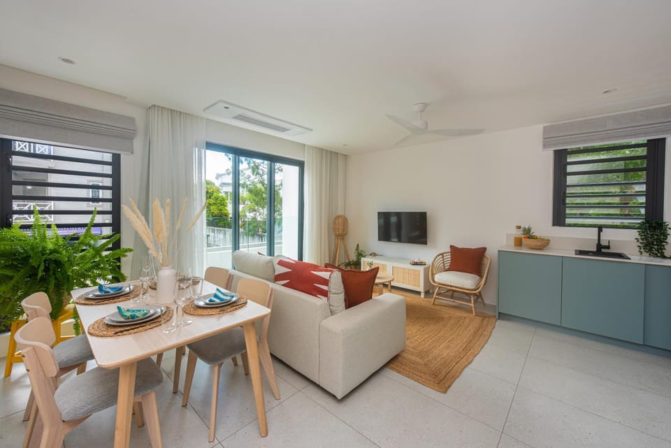 TV and multimedia, Living room, Seating area, Dining area, air conditioner