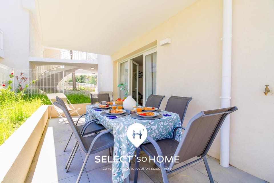 Property building, Patio, Day, Dining area