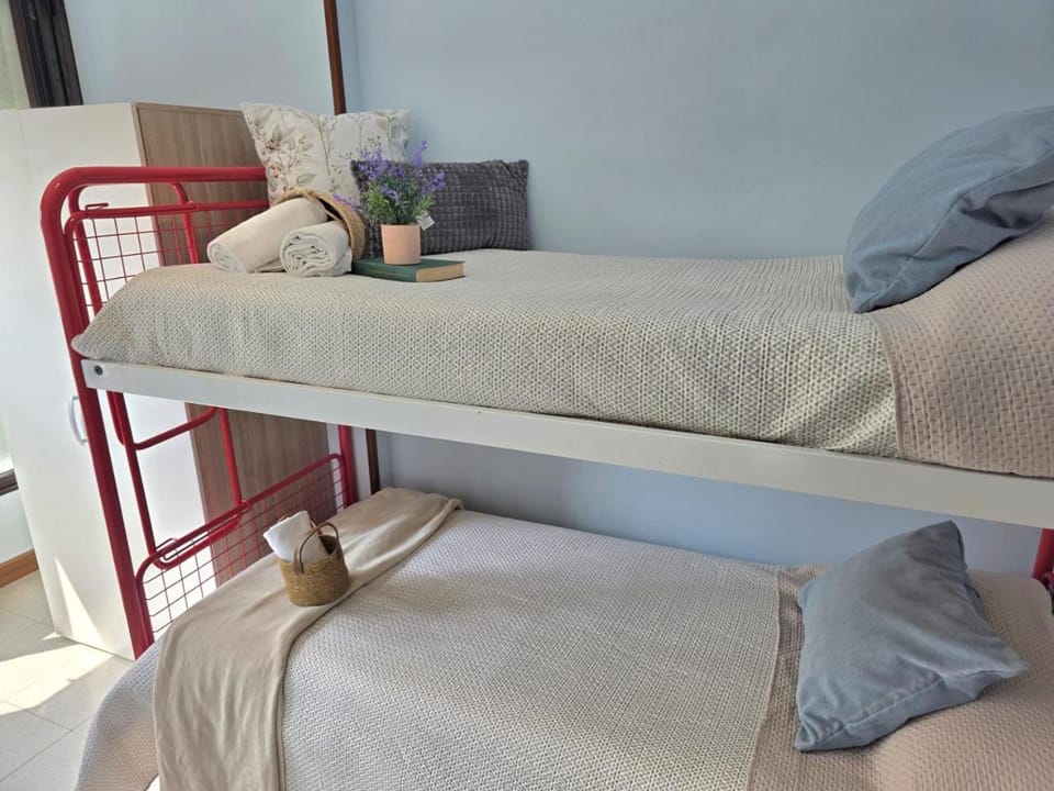 Bedroom, bunk bed