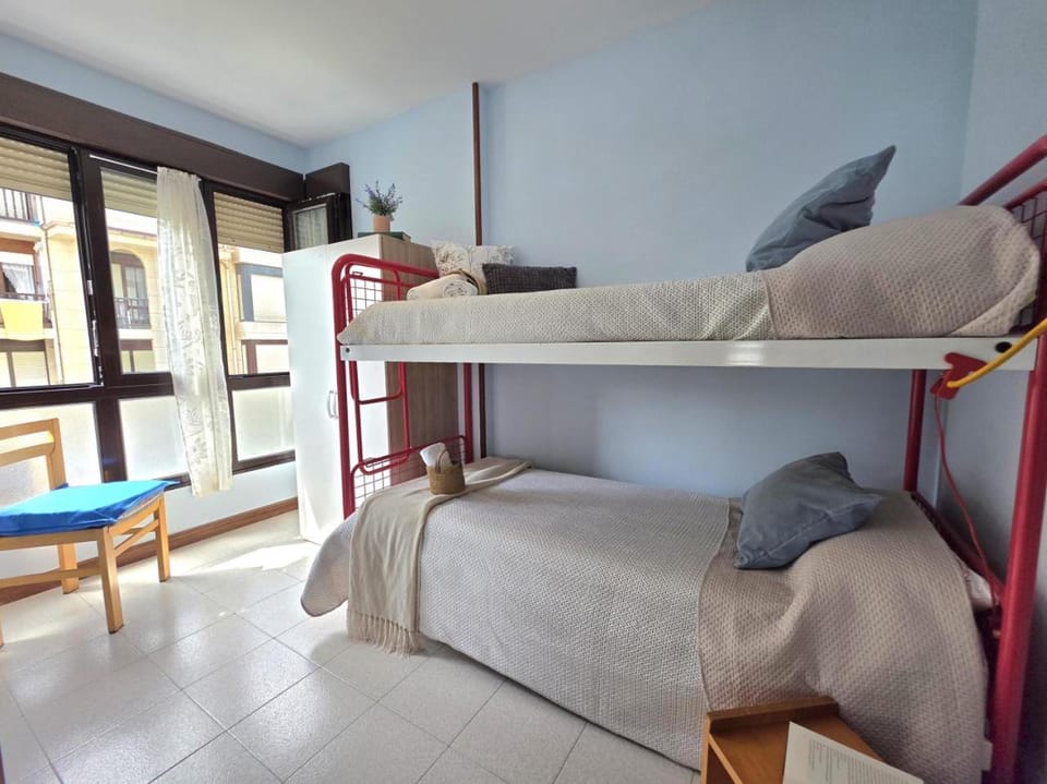 Bedroom, bunk bed