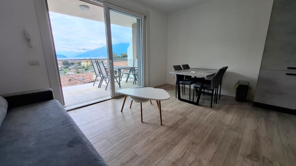 Balcony/Terrace, Living room, Mountain view