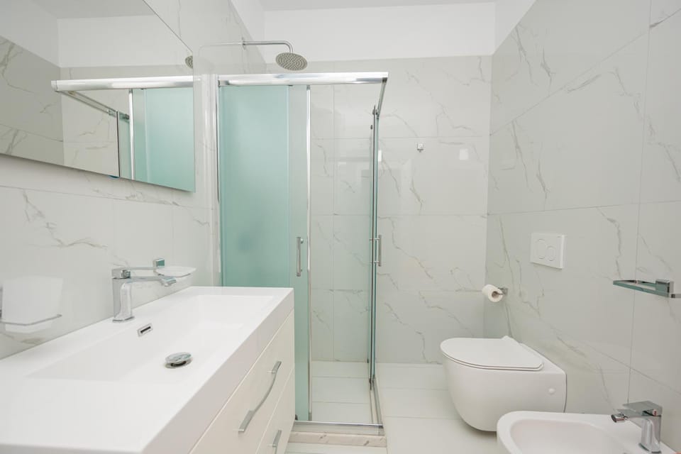 Shower, Toilet, Bathroom, bidet, towels