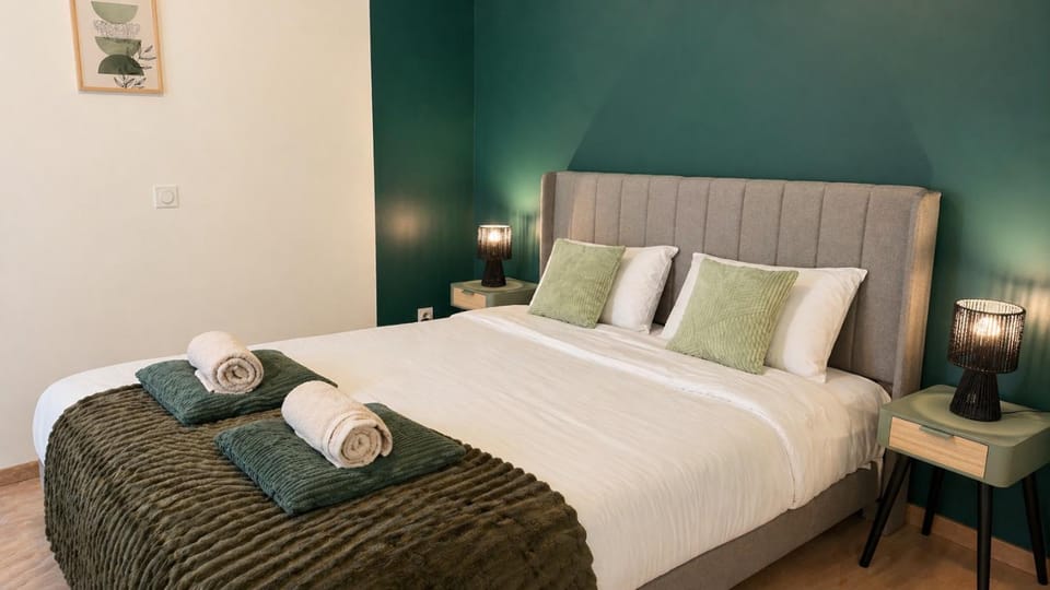 Bed, Photo of the whole room, Bedroom, towels