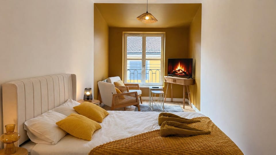 Bed, Photo of the whole room, towels