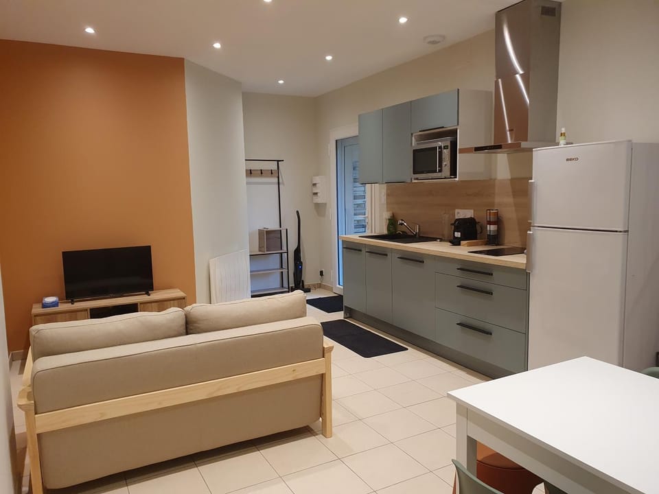 TV and multimedia, Kitchen or kitchenette, Seating area