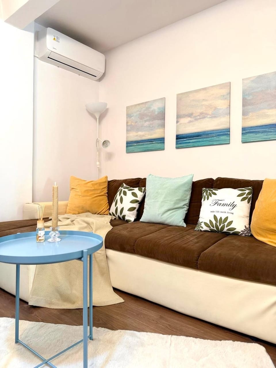TV and multimedia, Coffee/tea facilities, Living room, Business facilities, Seating area, Area and facilities, young children, older children, Parking, internet, air conditioner