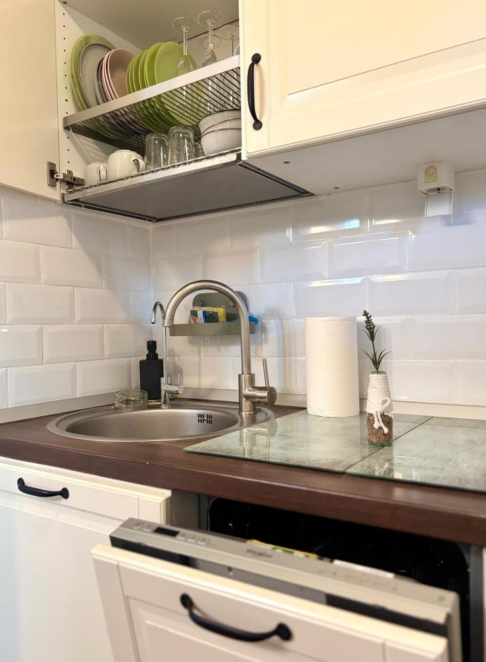 Coffee/tea facilities, Kitchen or kitchenette, Business facilities, Decorative detail, young children, older children, Family, dishwasher, furniture, oven, stove, washing machine, kitchen, kitchen