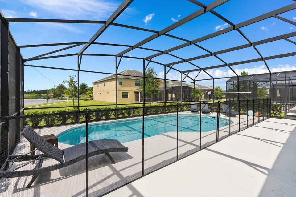 Patio, Swimming pool, sunbed