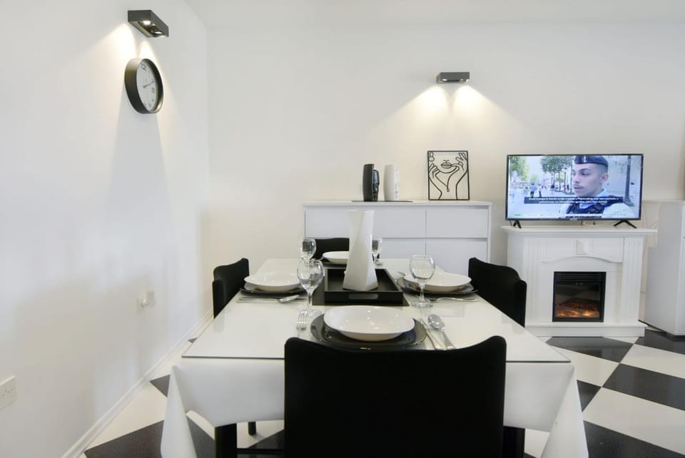 Communal lounge/ TV room, TV and multimedia, Living room, Dining area, fireplace