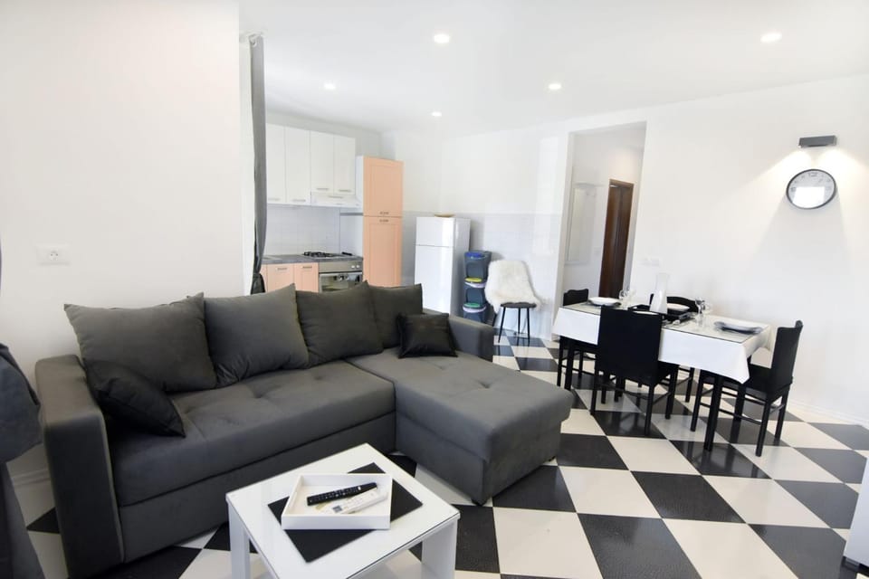 Restaurant/places to eat, Communal lounge/ TV room, Bed, Living room, Seating area, kitchen