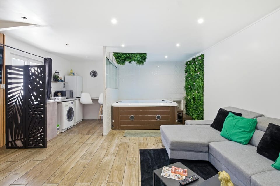 Hot Tub, Kitchen or kitchenette