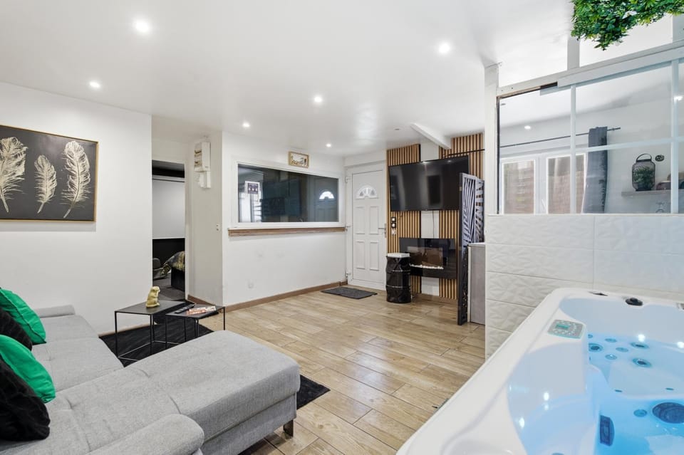 Hot Tub, Hot Tub, TV and multimedia