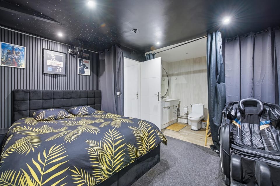 Toilet, Bed
