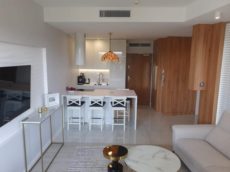 Kitchen or kitchenette, Dining area, stove