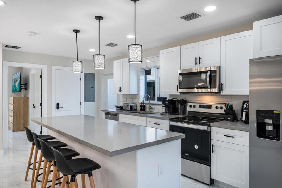 Miami 4BR Family Home | Patio + Parking Apartment in Miami