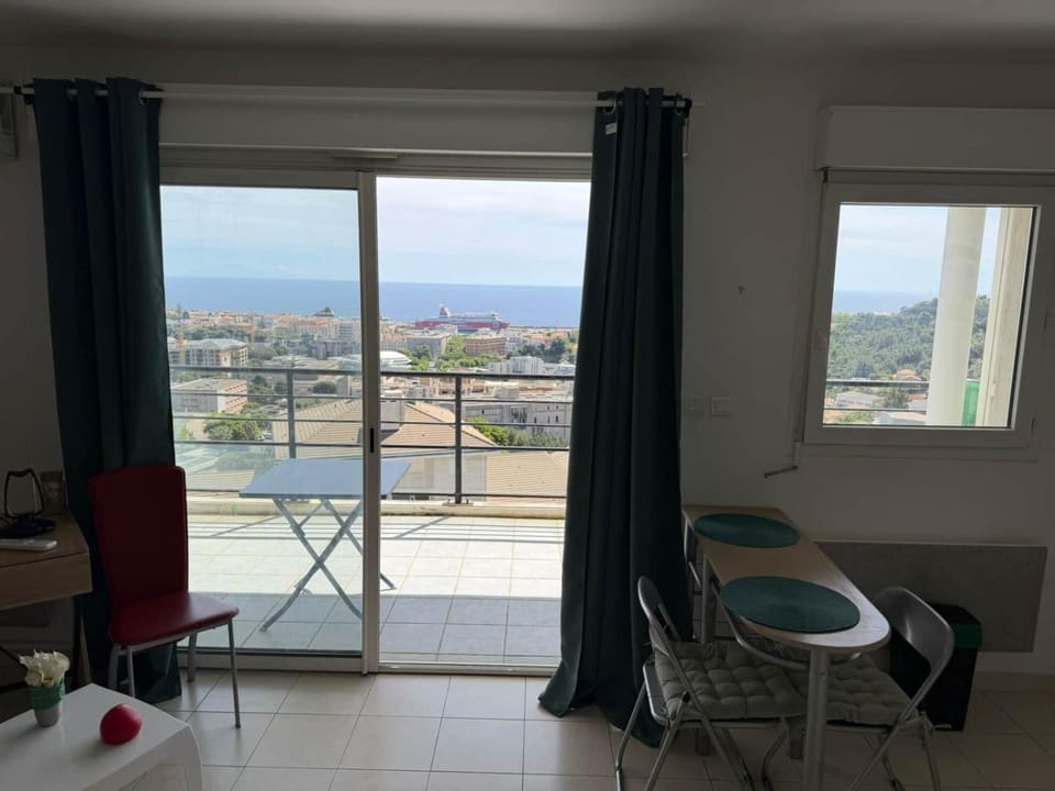Studio climatisé avec vue mer House in Bastia