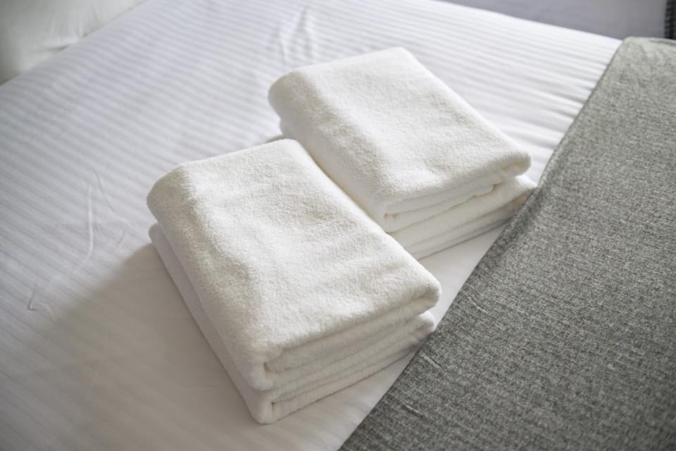 Bed, Bedroom, towels