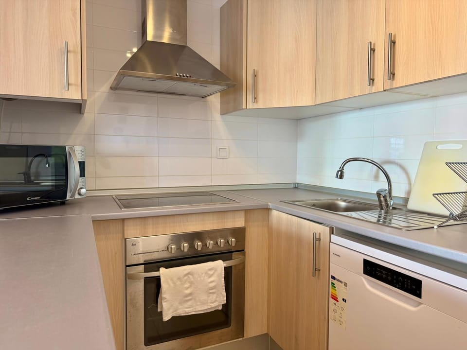 Kitchen or kitchenette, dishwasher, stove