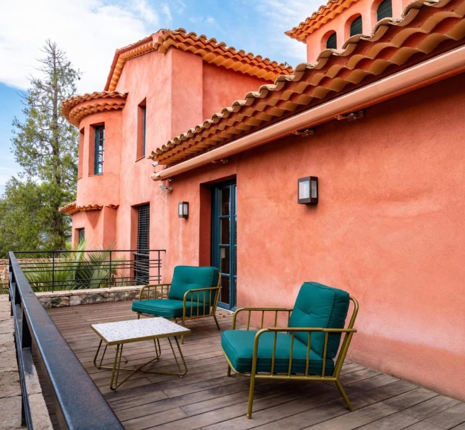 Villa ROUGE de Luxe à Mougins Piscine privée Espace Bien-être Villa in Mougins