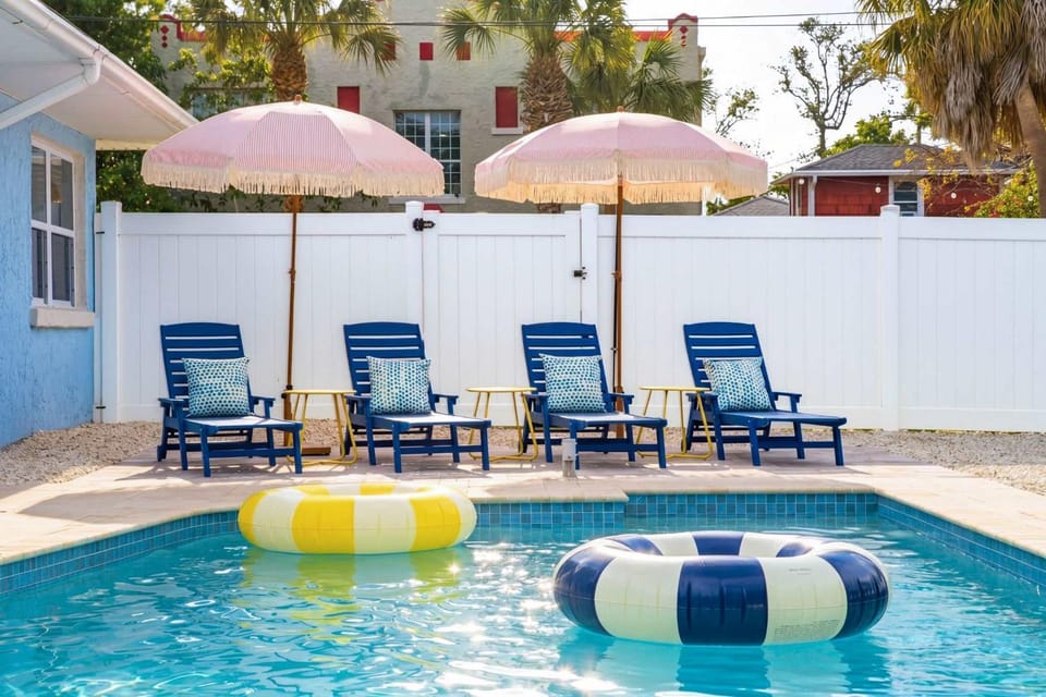 Sleeps 10 Pickleball Pool Tiki Bar Games House in Bradenton